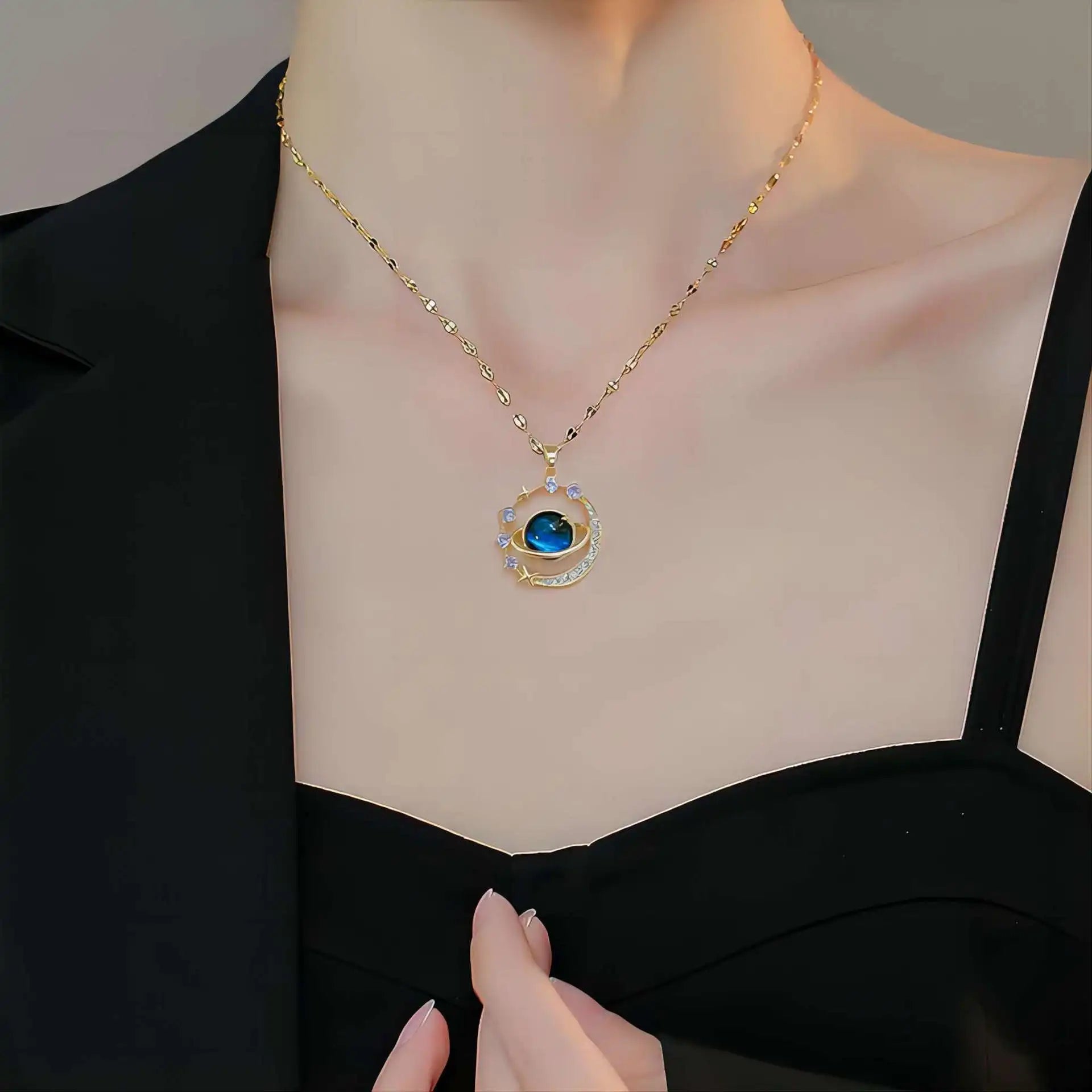 Collar con colgante de planeta